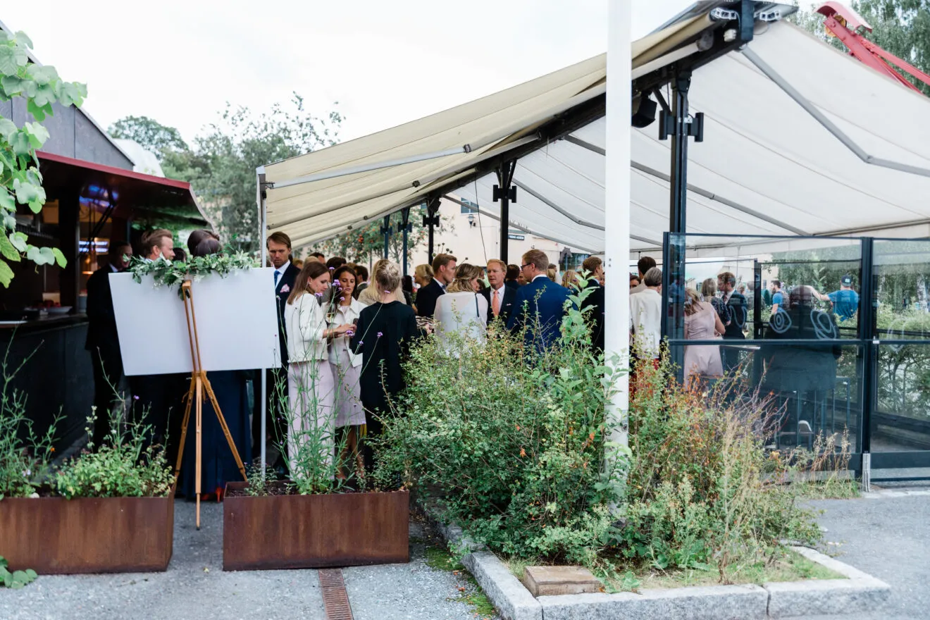 Wedding guests outside at Spritmuseum