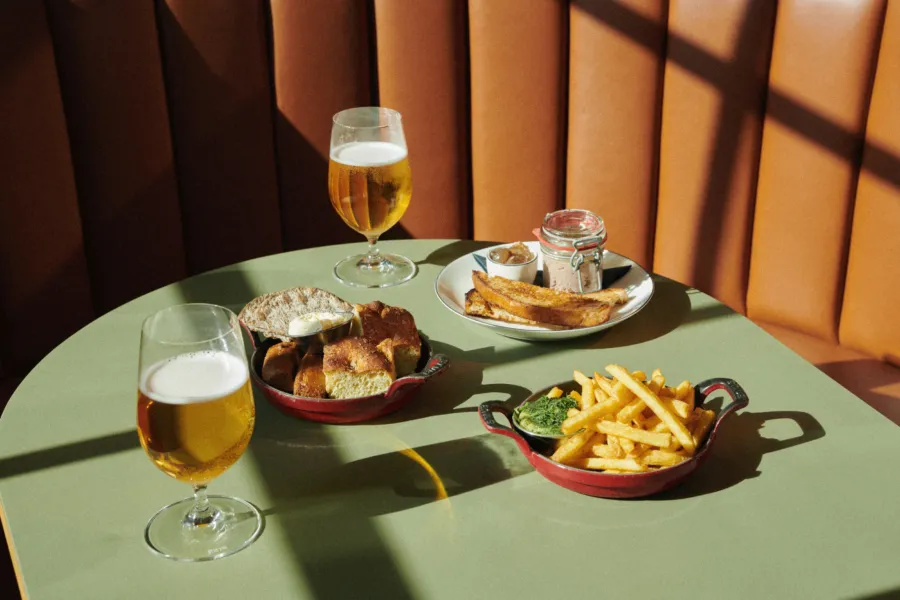 Bord dukat med flera rätter och öl på Spritmuseums restaurang