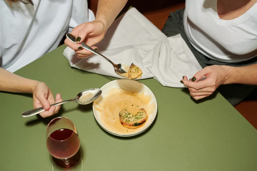 Gäster som delar en rätt på Spritmuseums restaurang