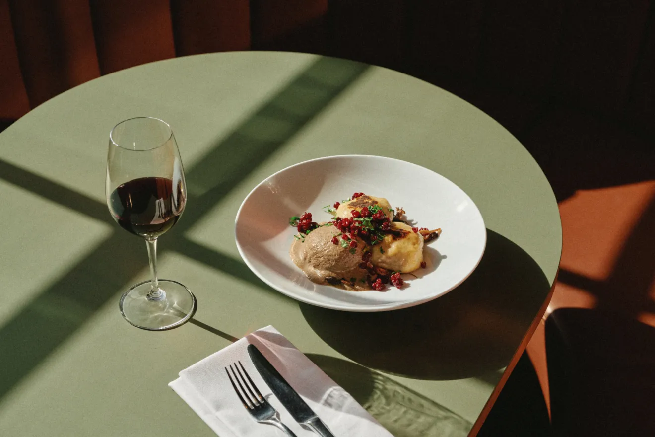 Vegetariska kroppkakor och ett glas vin på Spritmuseums restaurang