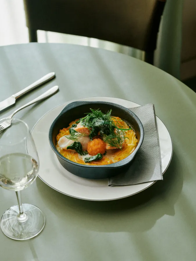 Fiskgratäng och ett glas vin på Spritmuseums restaurang