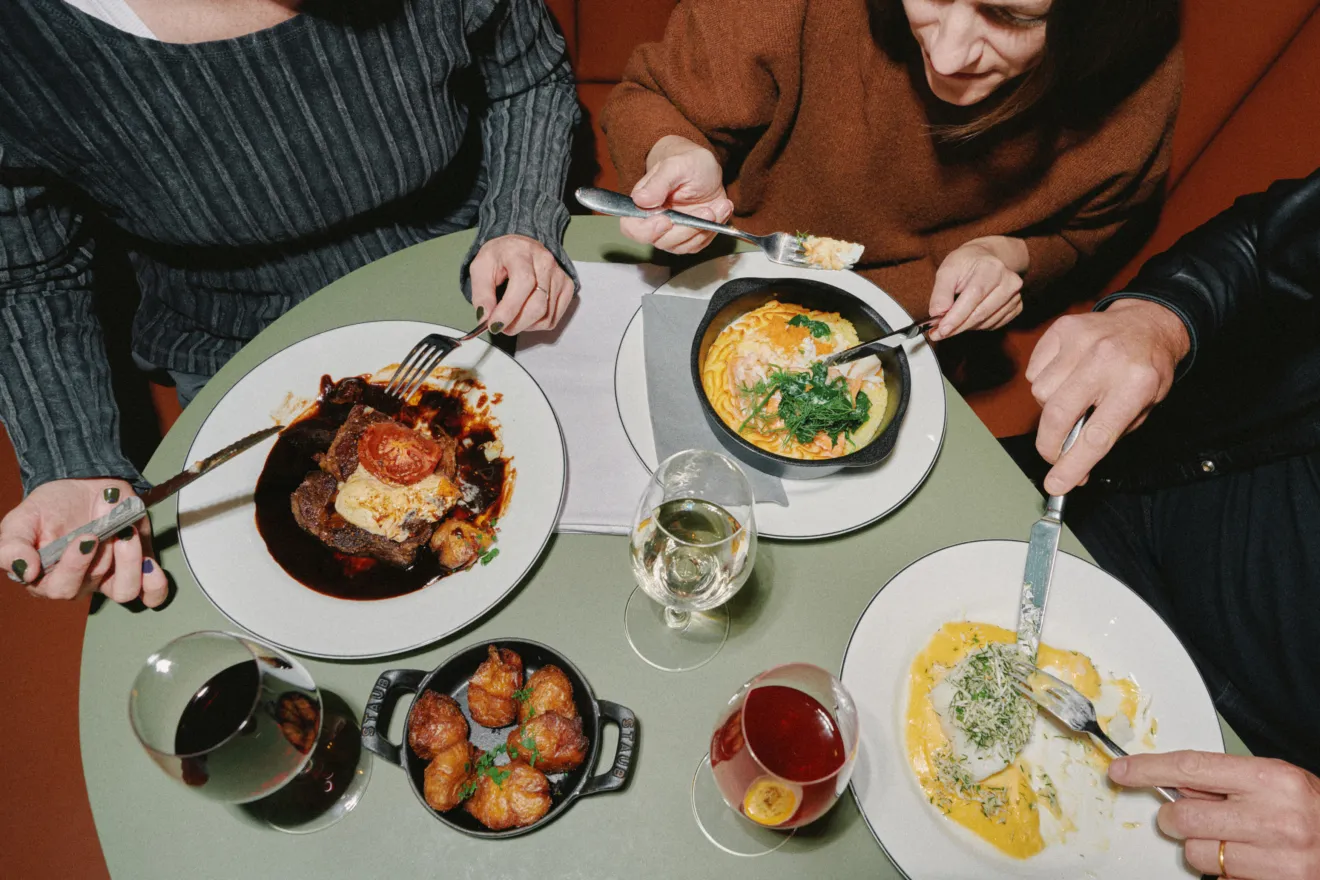 Sällskap som äter middag tillsammans på Spritmuseums restaurang på Djurgården